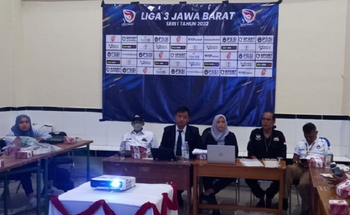 Official Tim, Panitia Pelaksana, Pengawas Pertandingan dan Wasit Melaksanakan Technical Meeting untuk Pertandingan Grup D pada Kompetisi Liga 3 Seri 1 Jawa Barat Tahun 2022.jpg