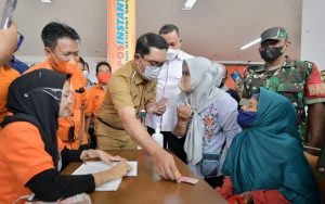 Pantau Pembagian BLT BBM di Bekasi, Ridwan Kamil: Tak Terjadi Penumpukan Antrean