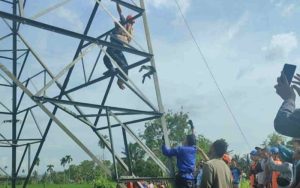 Walah! Diduga Gagal Nikah, Remaja Perempuan di Tasikmalaya Nekat Panjat Sutet