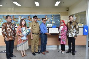 Direktur bank bjb Layani Langsung Nasabah di Kuningan