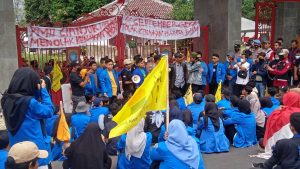 Blokir Jalan, PMII Unras Tolak Kenaikan BBM Kepung Pemda Cianjur