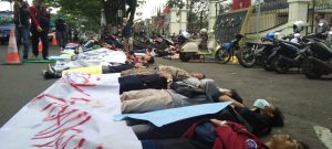 Soal BBM, IMM Bersama KAMMI Unras Tolak Kenaikan Orasi di Gedung DPRD Cianjur