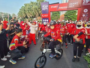 Ribuan Warga Surabaya Meriahkan Fun Bike Hari Jantung Dunia dan HUT IKA Unair ke-50