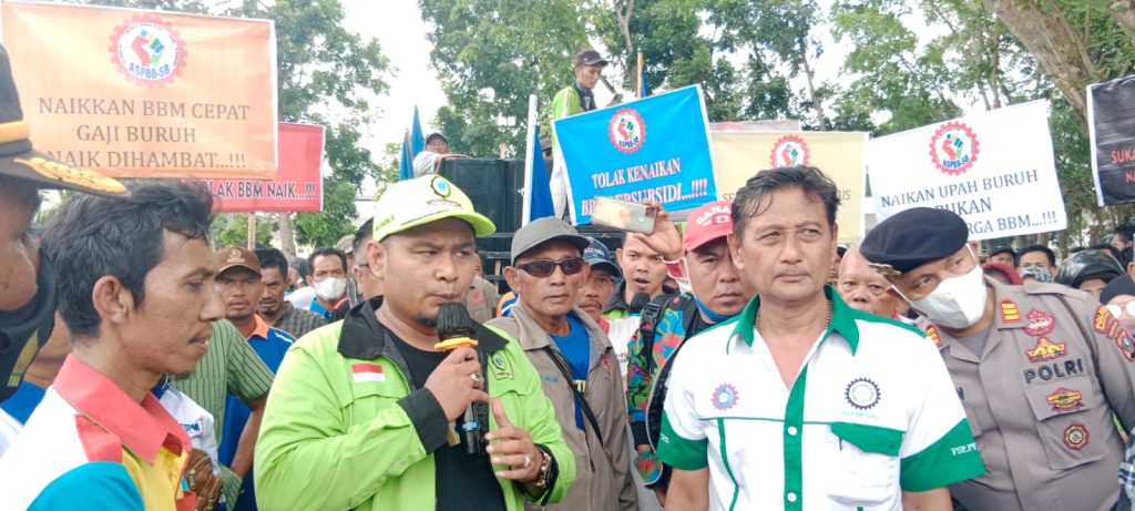 Aksi Demo di Kantor DPRD, Ratusan Buruh di Serdang Bedagai Kecewa     