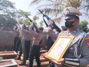 Beri Penghormatan Terakhir, Wakapolres Purwakarta Pimpin Upacara Pemakaman Aipda Wibo Yanuantoro