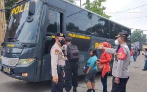 Sopir Angkot Mogok, Polisi di Purwakarta Turun Angkut Warga