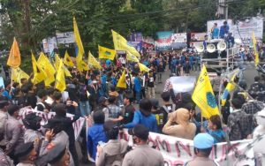 Di Tengah Guyuran Hujan, PMII Jabar Geruduk DPRD Jabar Tolak Kenaikan BBM