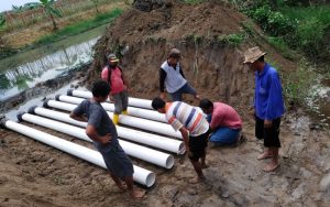 Cegah Banjir di Areal Persawahan, RSI Pasang Pipa Pembuangan Air