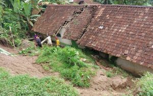 Pasca Hujan Deras, Rumah Warga di Cibeber Cianjur Amblas