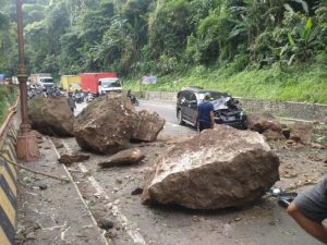 Naas Longsoran Batu di Cadas Pangeran Rusak Dua Kendaraan Roda Empat