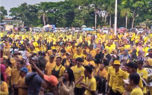 Lautan Manusia Manusia Kuning Meriahkan HUT Golkar ke-58 di Cianjur
