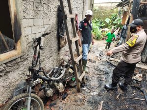 Diduga Lupa Matikan Api di Tungku, Sebuah Dapur dan Kandang Domba di Kecamatan Bojong Purwakarta Ludes Terbakar
