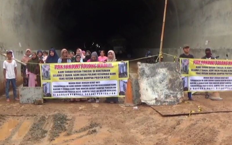 Terdampak Kereta Cepat, Warga Purwakarta Duduki Trowongan Proyek KCIC
