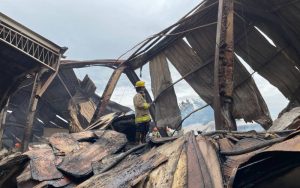 Ngeri! Setelah 37 Jam Lebih, Kebakaran Gudang Triplek di Bandung Mulai Padam