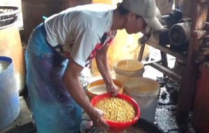 Harga Kedelai Meroket, Pengrajin Tahu di Purwakarta Perkecil Ukuran