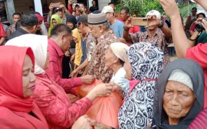 Ratusan Lansia di Serdang Bedagai dapat Paket Sembako dari PDIP