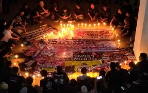 Ratusan Suporter Cirebon Gelar Doa Bersama dan Nyalakan Lilin untuk Arema