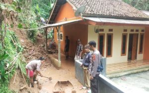 Tiga Rumah Warga di Cisolok Sukabumi Rusak Diterjang Tanah Longsor