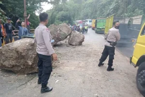 Longsoran bebatuan di Cadas Pangeran Sumedang