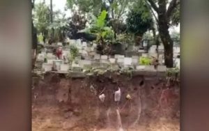 Sebanyak 25 Makam di TPU Sirnaraga Kota Bandung Terdampak Longsor