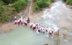 Demi Menuntut Ilmu, Sejumlah Pelajar di Agrabinta Cianjur Bertaruh Nyawa