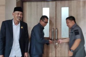 Kesal Anggota DPRD Banjar Malas Rapat, Pimpinan Segel Ruang Paripurna
