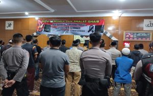 Polisi dan Suporter Bola di Purwakarta Gelar Sholat Ghaib untuk Korban Tragedi Kanjuruhan