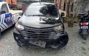 Sopir Ugal-Ugalan, Minibus Tabrak Emam Motor yang Sedang Parkir di Tebing Tinggi