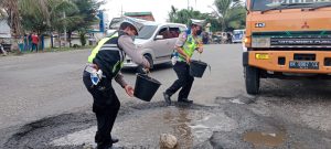 Cegah Kecelakaan, Satlantas Tebing Tinggi Timbun Lubang Maut di Jalinsum