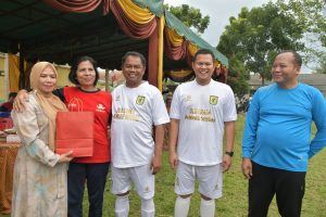 Momen Haru Bupati Serdang Bedagai Ketemu Guru SMP, Sempat Berangkulan