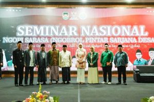 Ambu Anne dan Drs Bahir Muhlis di sela-sela acara seminar nasional Ngopi Sarjana Desa.