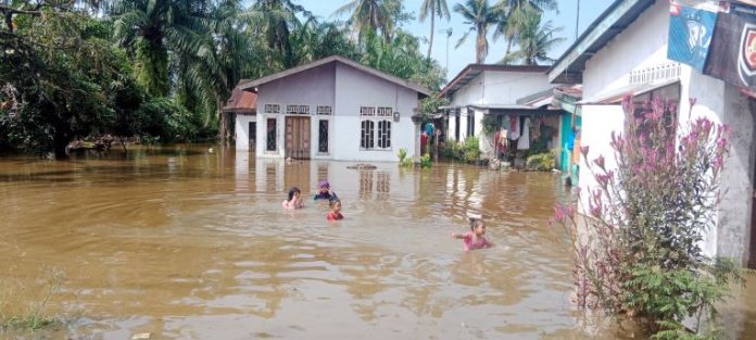 Banjir genangi pemukiman warga di Serdang Bedagai.