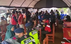 Tim Medis Brimob Polri Jemput Bola Beri Pelayanan Kesehatan Pengungsi Gempa Cianjur
