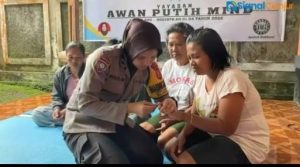 Briptu Rosita rela meluangkan waktu merawat warga di desa binaannya yang sedang menderita ODGJ