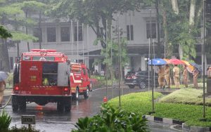 Belasan Armada Damkar dan Lima Mobil PDAM Diterjunkan untuk Padamkan Kebakaran Kantor Bapelitbang Kota Bandung
