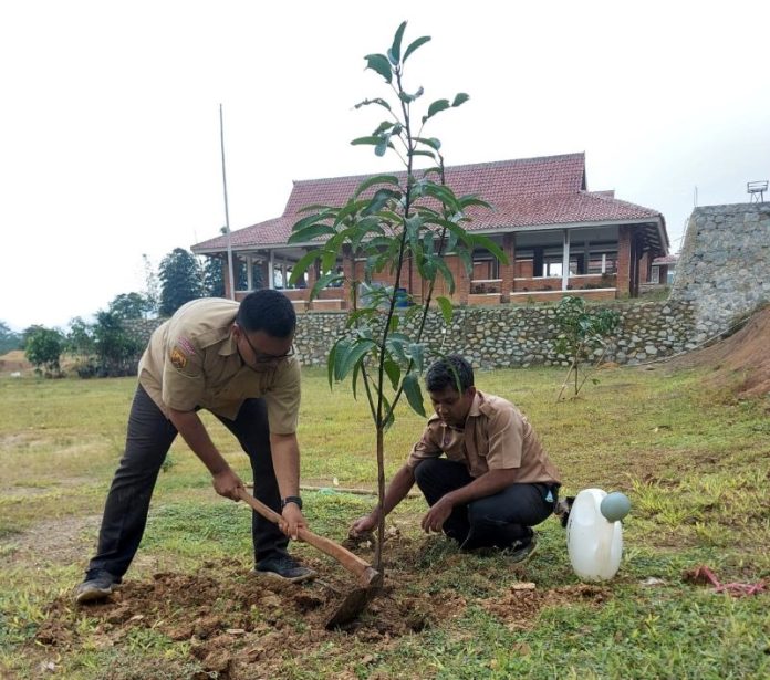 HMPI 2022, SMPN 2 Sukasari tanam Puluhan Pohon di Purwakarta