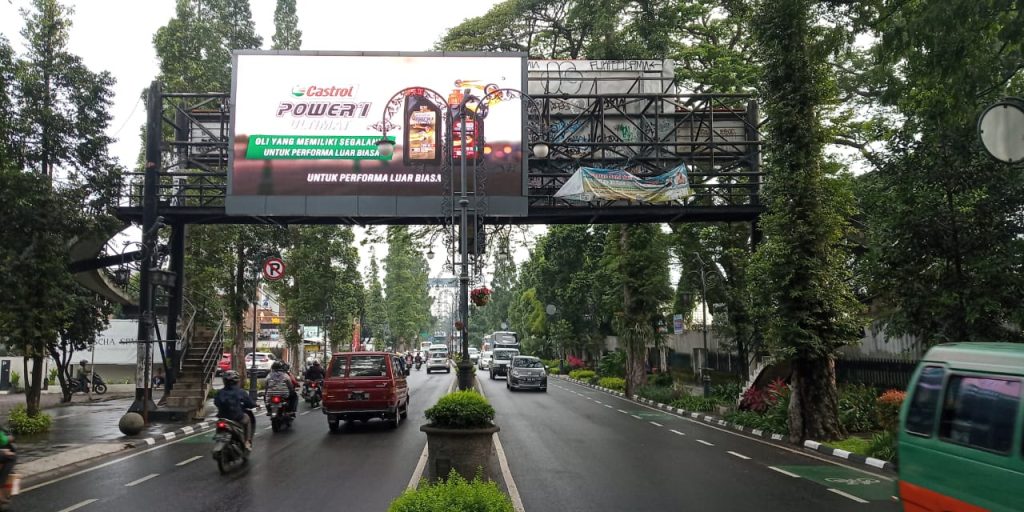 Kacau! Di Bandung, Jembatan Penyebarangan Beralih Fungsi Jadi Penyangga Reklame