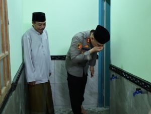 Polres Purwakarta Berikan Bantuan Bangunan MCK di Pondok Pesantren.