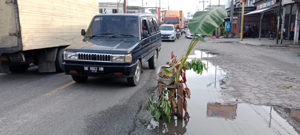 Hati-Hati, Ada Lubang Maut di Jalinsum Sei Rampah, Serdang Bedagai