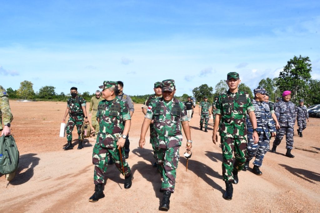 Panglima TNI dan Pangdam I/BB Tinjau Latihan Serbuan Pendaratan Amfibi