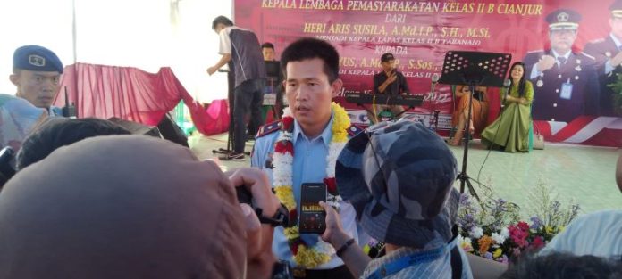 Insan media di Cianjur saat wawancara dengan Kalapas II B Cianjur yang baru Tomi Elyus.