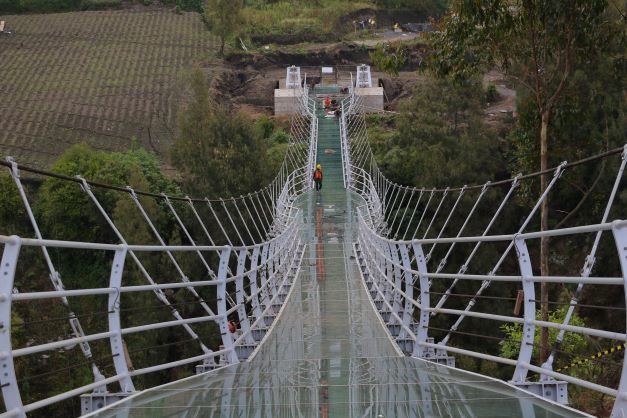 Jembatan gantung kaca pertama di Indonesia.