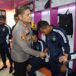 Kapolres Purwakarta, AKBP Edwar Zulkarnain saat memeberikan motivasi kepada pemain sepakbola putra Kabupaten Purwakarta