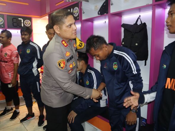 Kapolres Purwakarta, AKBP Edwar Zulkarnain saat memeberikan motivasi kepada pemain sepakbola putra Kabupaten Purwakarta
