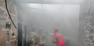 Proses pemadaman api oleh Petugas Damkar Kabupaten Purwakarta. (Foto: Dok Polsek Bungusari)