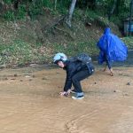 Kondisi ruas Jalan Cibeber-Sukanagara yang rusak dibersihkan oleh seorang mahasiswa kader GMNI Cianjur.