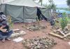 Korban gempa Cianjur terpaksa mengungsi di kuburan-