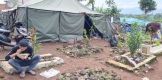 Korban gempa Cianjur terpaksa mengungsi di kuburan-