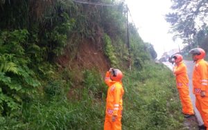 Tebing di Cibogo Lembang Rawan Longsor, Tim SAR Minta Masyarakat Manjauh
