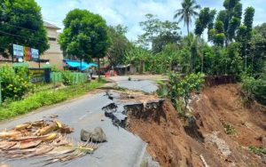 BPBD Usul Bangun Jalan Darurat di Lokasi Longsor Girikencana Tasikmalaya